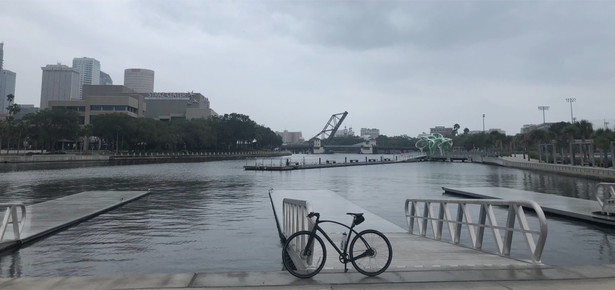 El Riverwalk de Tampa junto al río Hillsborough, con el centro de la ciudad al fondo